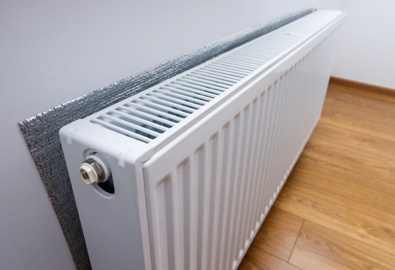 Heizkörper mit Islation an der Wand